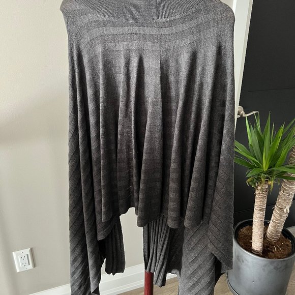 Etereo - Asymmetric Turtleneck Poncho - Gray - Size O/S - NWT - Picture 2 of 4
